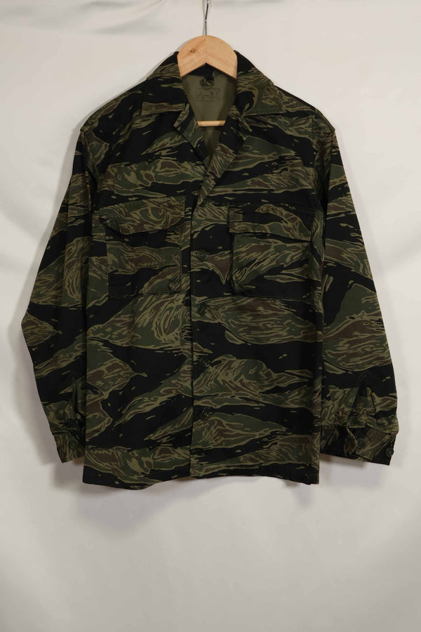 1960s Silver Tiger Tiger Stripe Shirt A-M, good condition, used.