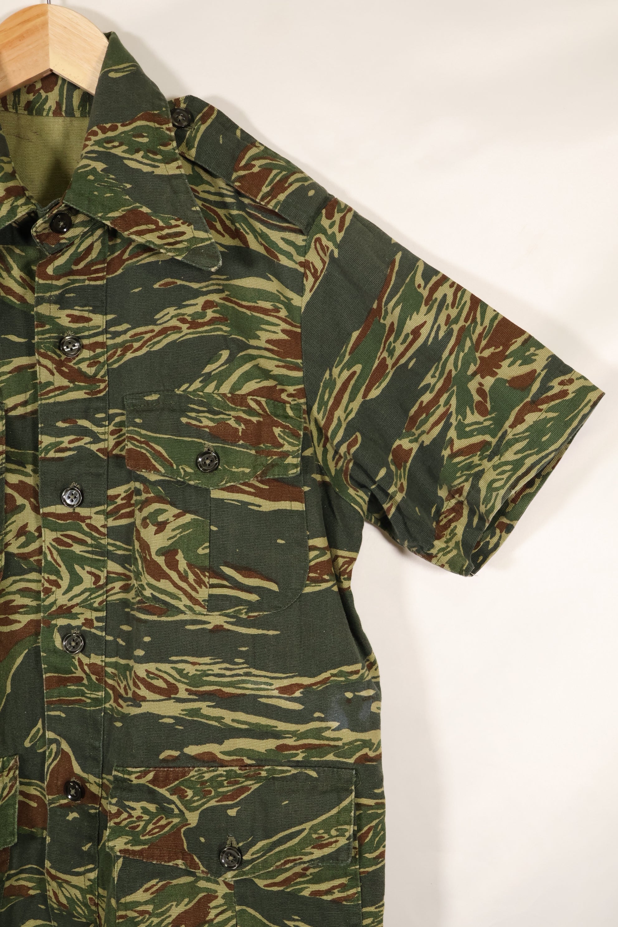 Estimated 1970s tie tiger stripe pattern safari shirt, used.