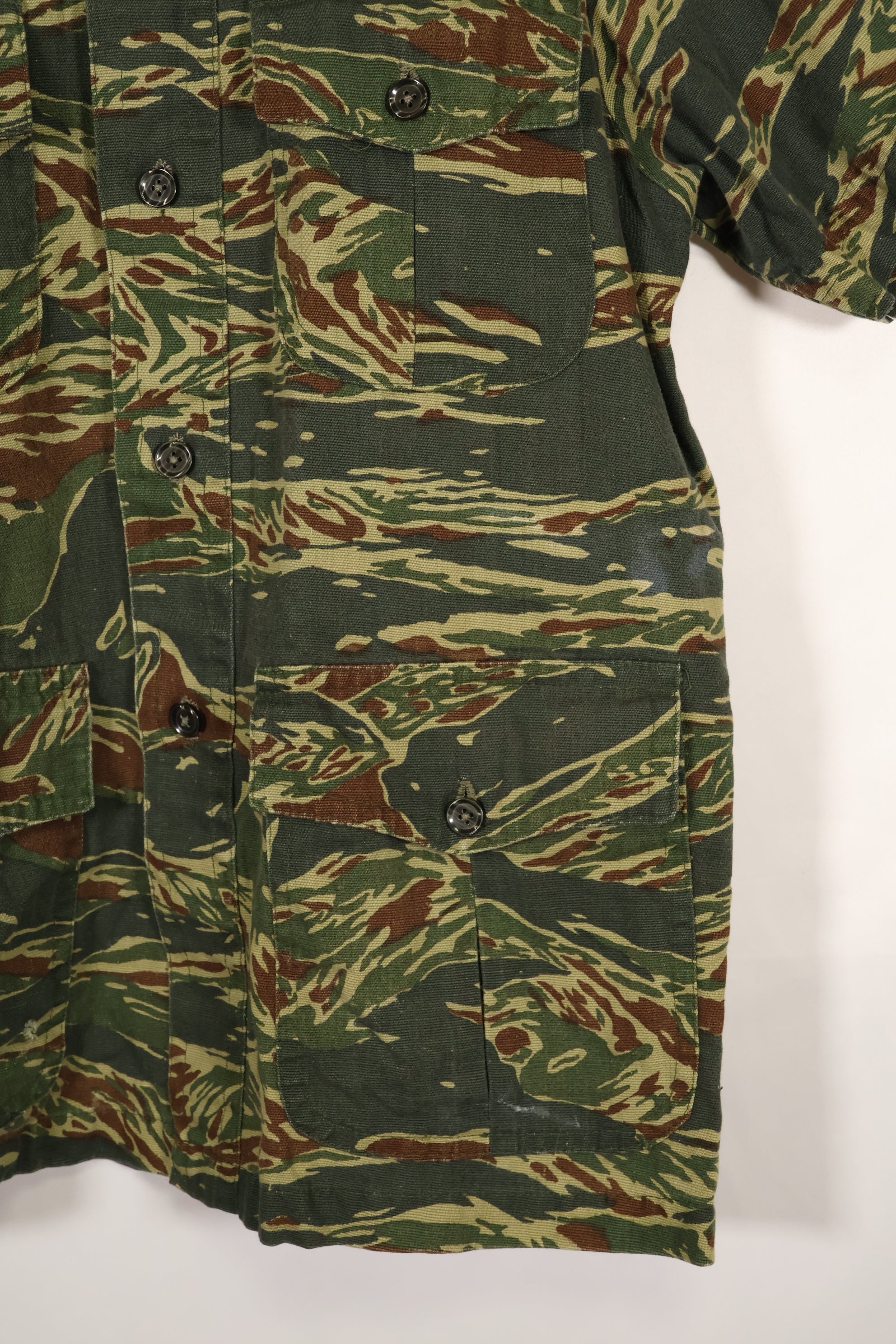 Estimated 1970s tie tiger stripe pattern safari shirt, used.
