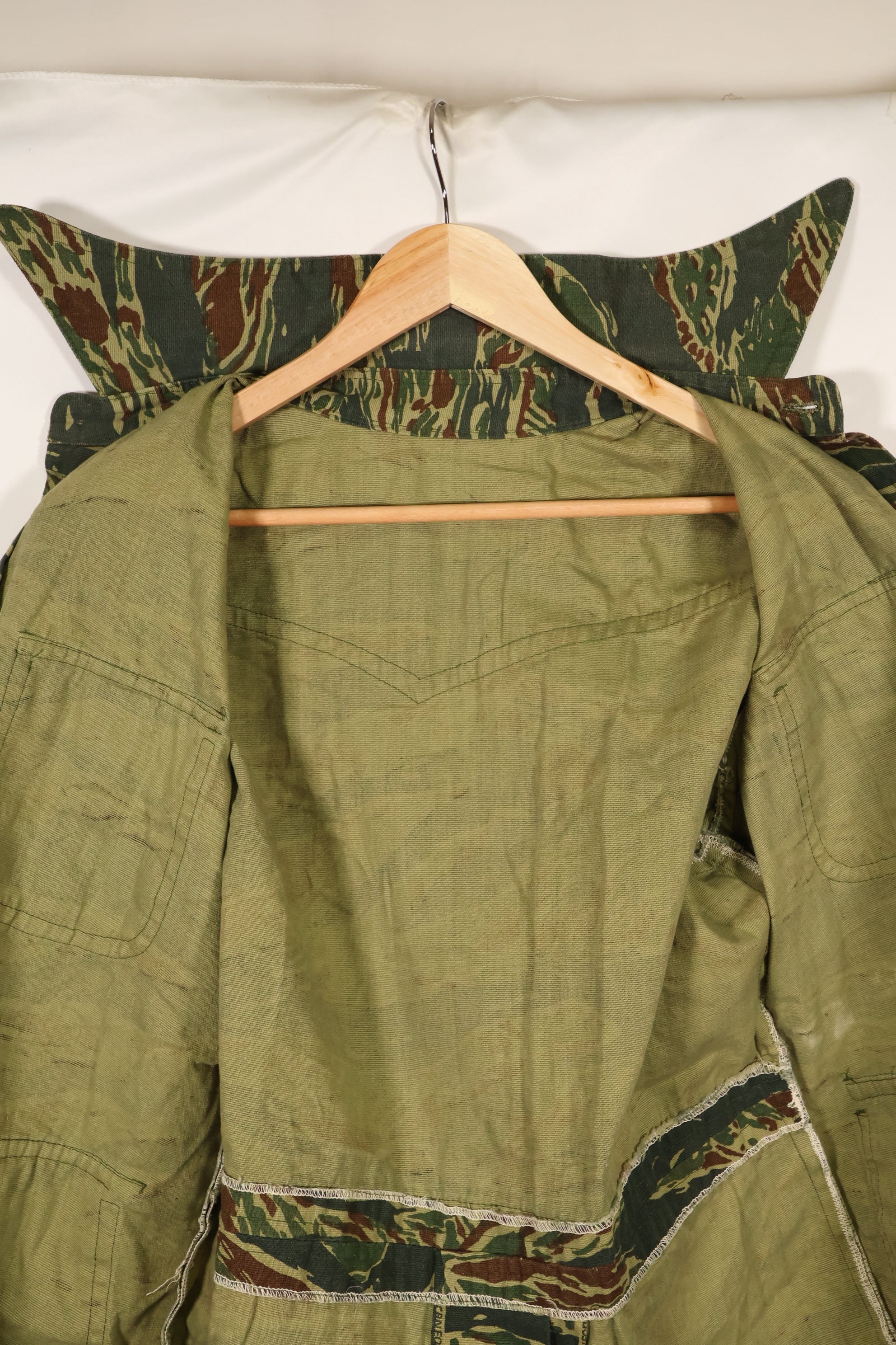 Estimated 1970s tie tiger stripe pattern safari shirt, used.