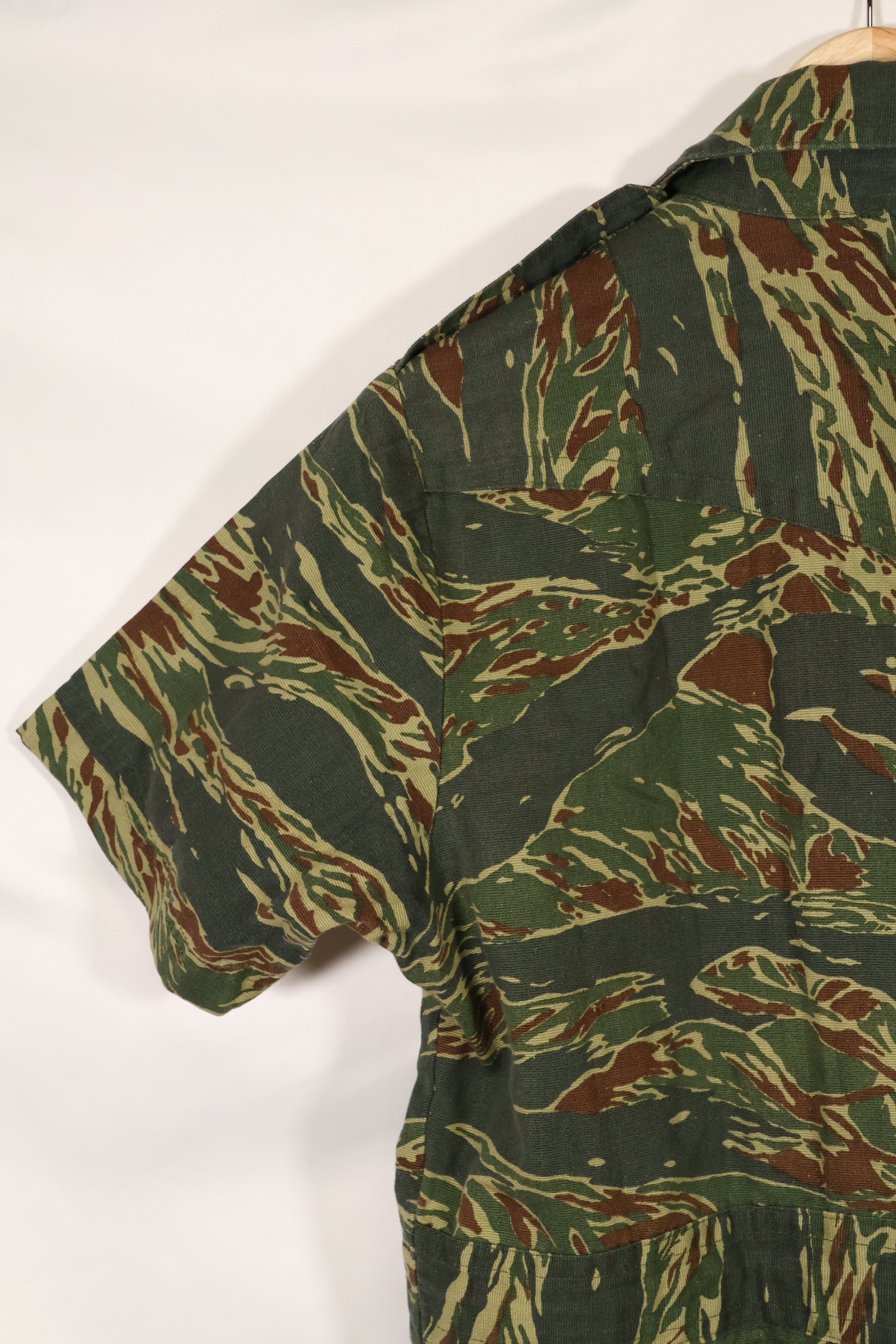 Estimated 1970s tie tiger stripe pattern safari shirt, used.