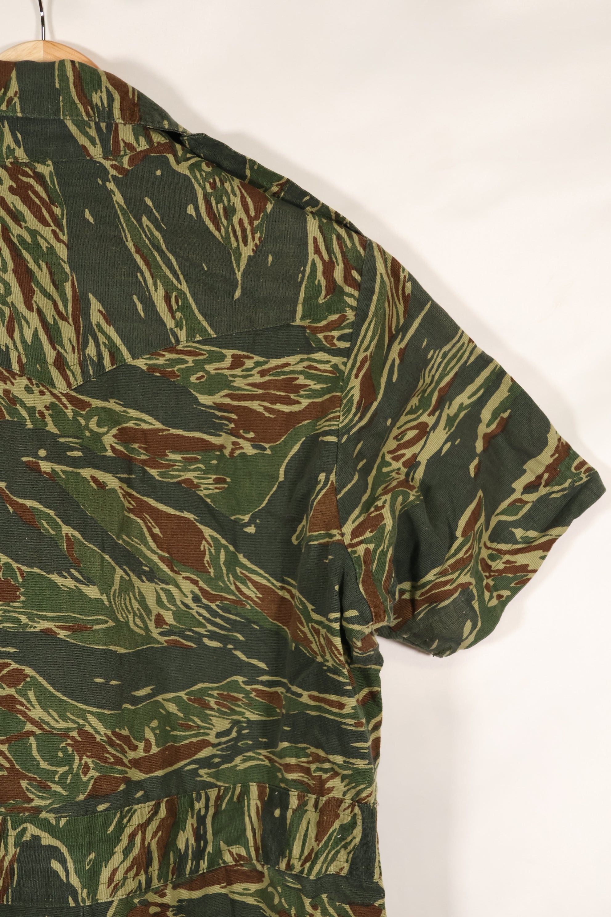 Estimated 1970s tie tiger stripe pattern safari shirt, used.
