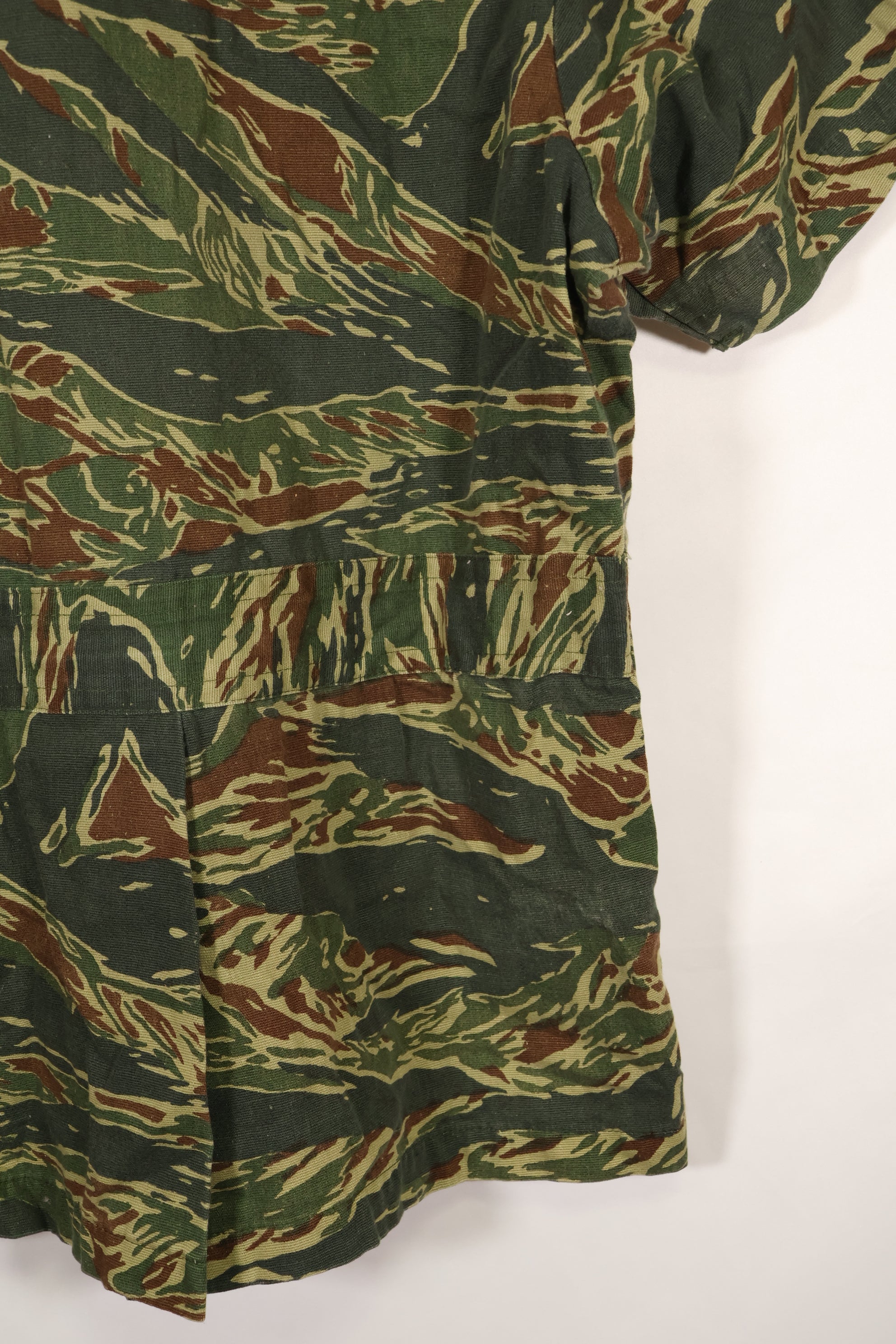 Estimated 1970s tie tiger stripe pattern safari shirt, used.