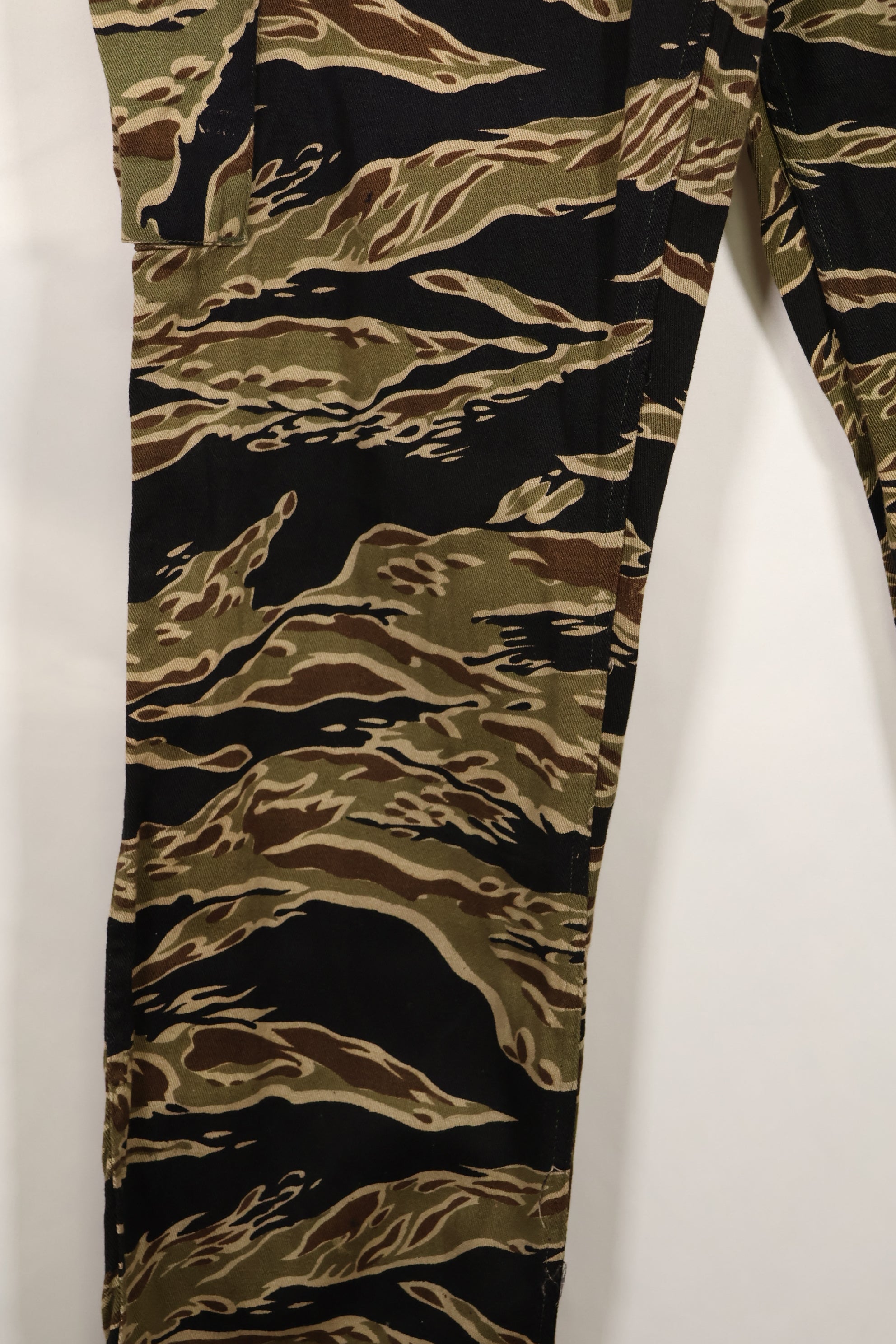 Mid-1960s early gold tiger stripe pants, size S-R, US cut, good condition.