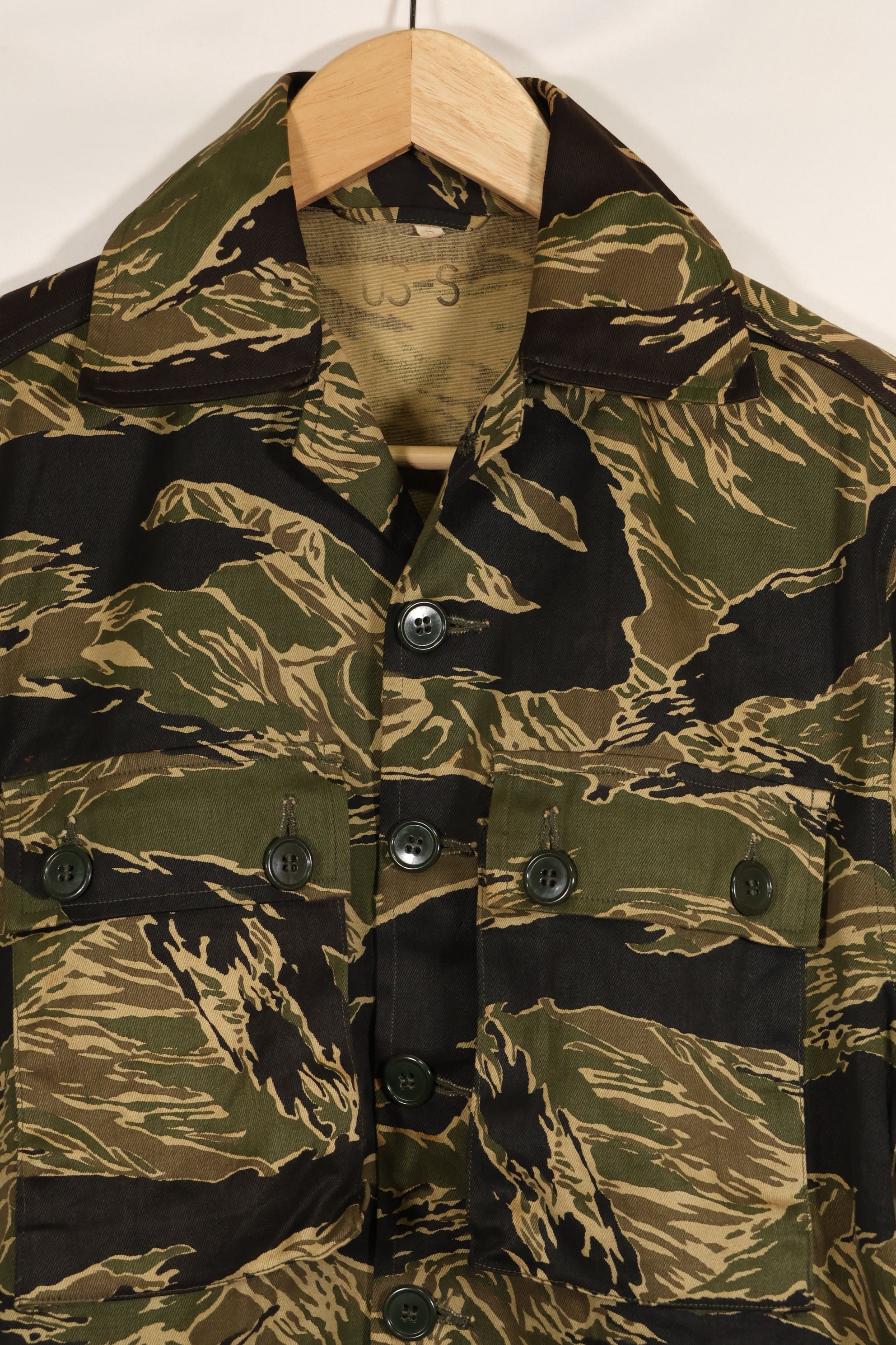Actual deadstock Okinawa Tiger Tiger Stripe US Cut Shirt US-S Japanese mainland sewing, stained.