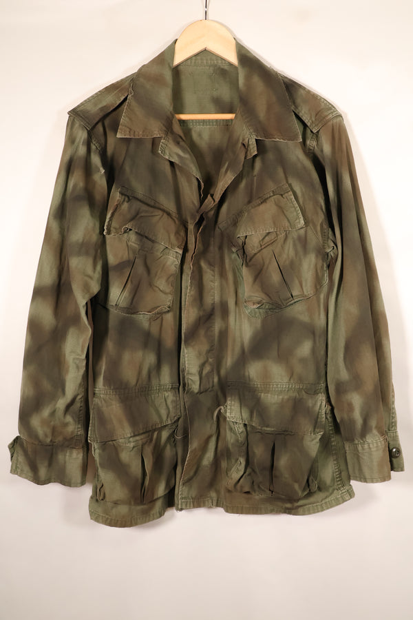 Contract from the late 1960s; Estimated S-R size; Based on an actual jacket; MACV SOG spray-painted jacket; Replica; Manufactured by MILITARIA 1911; Used item