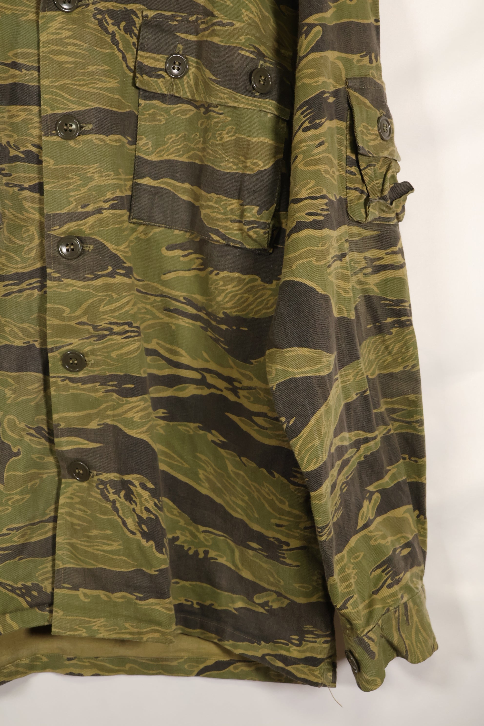 Repro US-M gold tiger stripe US cut shirt made by Osaka MASH, used, faded.