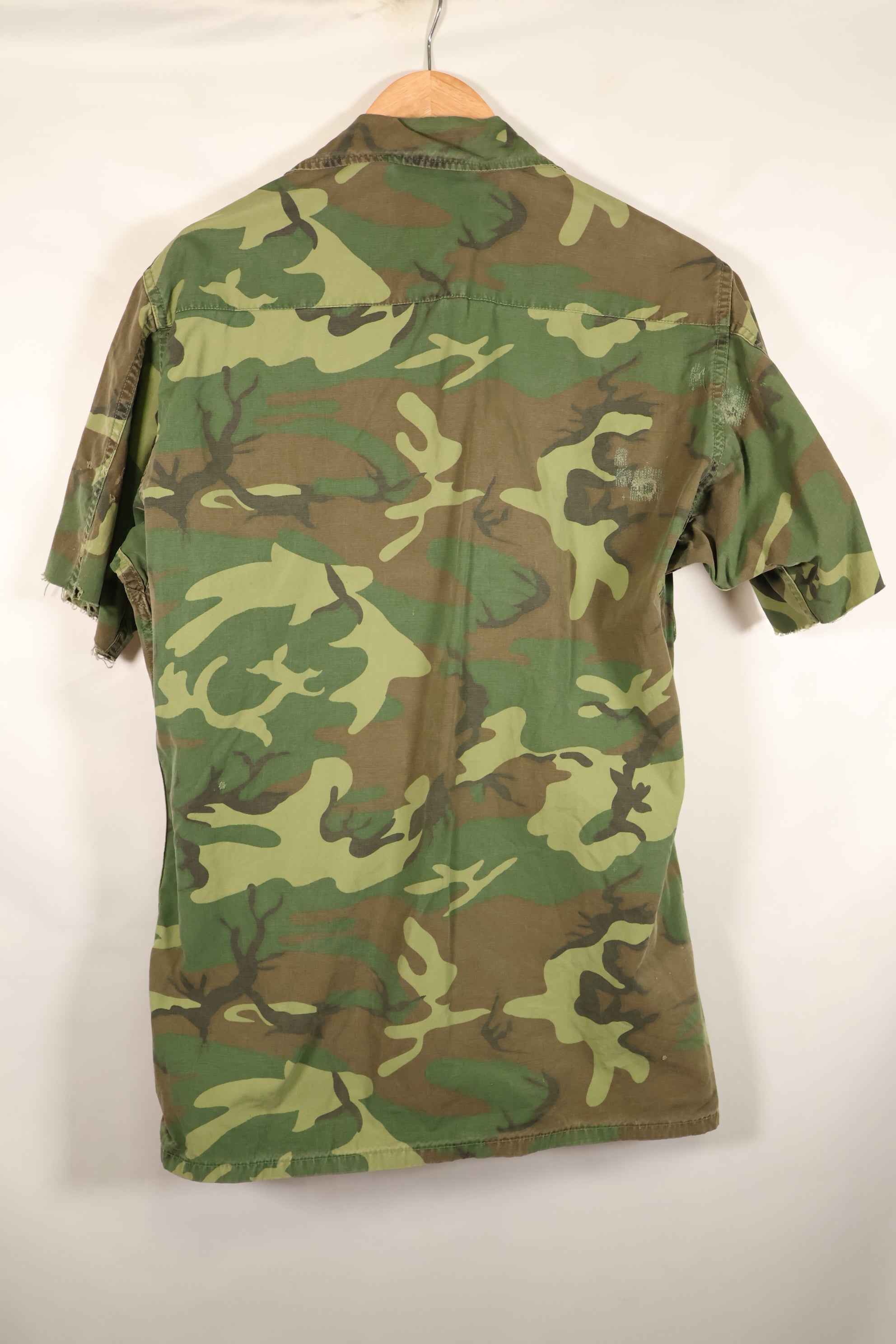 Estimated circa 1966–67; Estimated S-R; Early print; ERDL leaf camouflage; No rip; Fatigue jacket; Short sleeves; Used