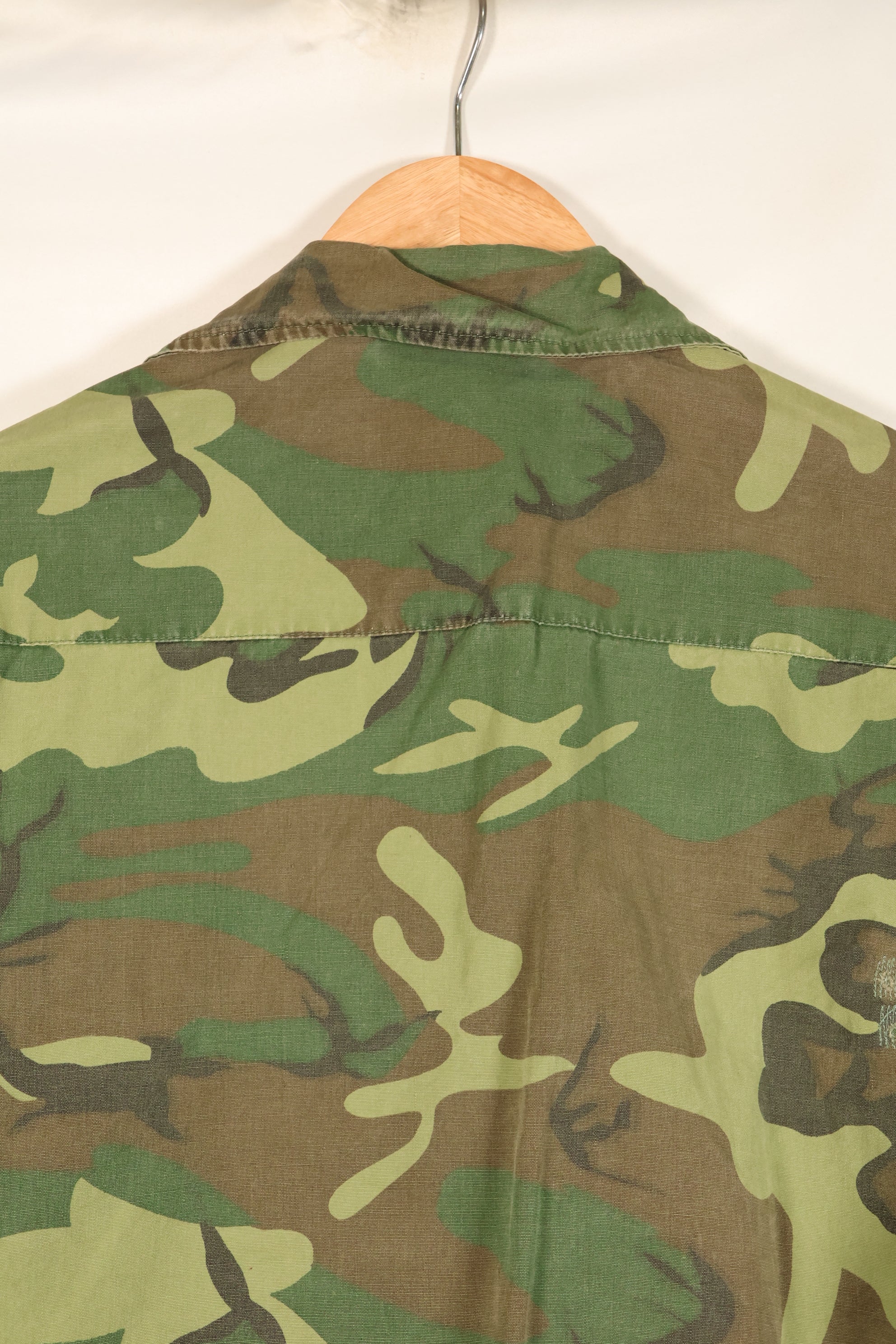 Estimated circa 1966–67; Estimated S-R; Early print; ERDL leaf camouflage; No rip; Fatigue jacket; Short sleeves; Used