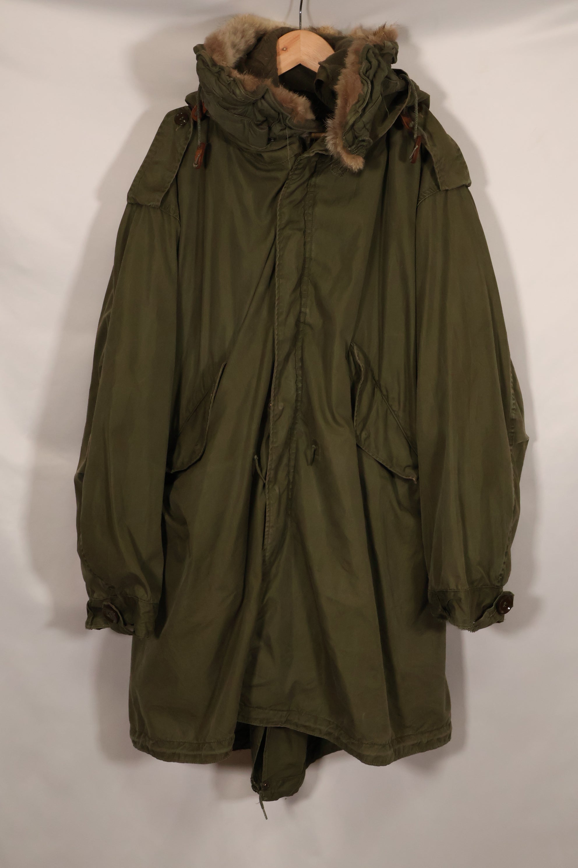 Early 1950s MEDIUM M51 Field Parka with coyote hood, used.