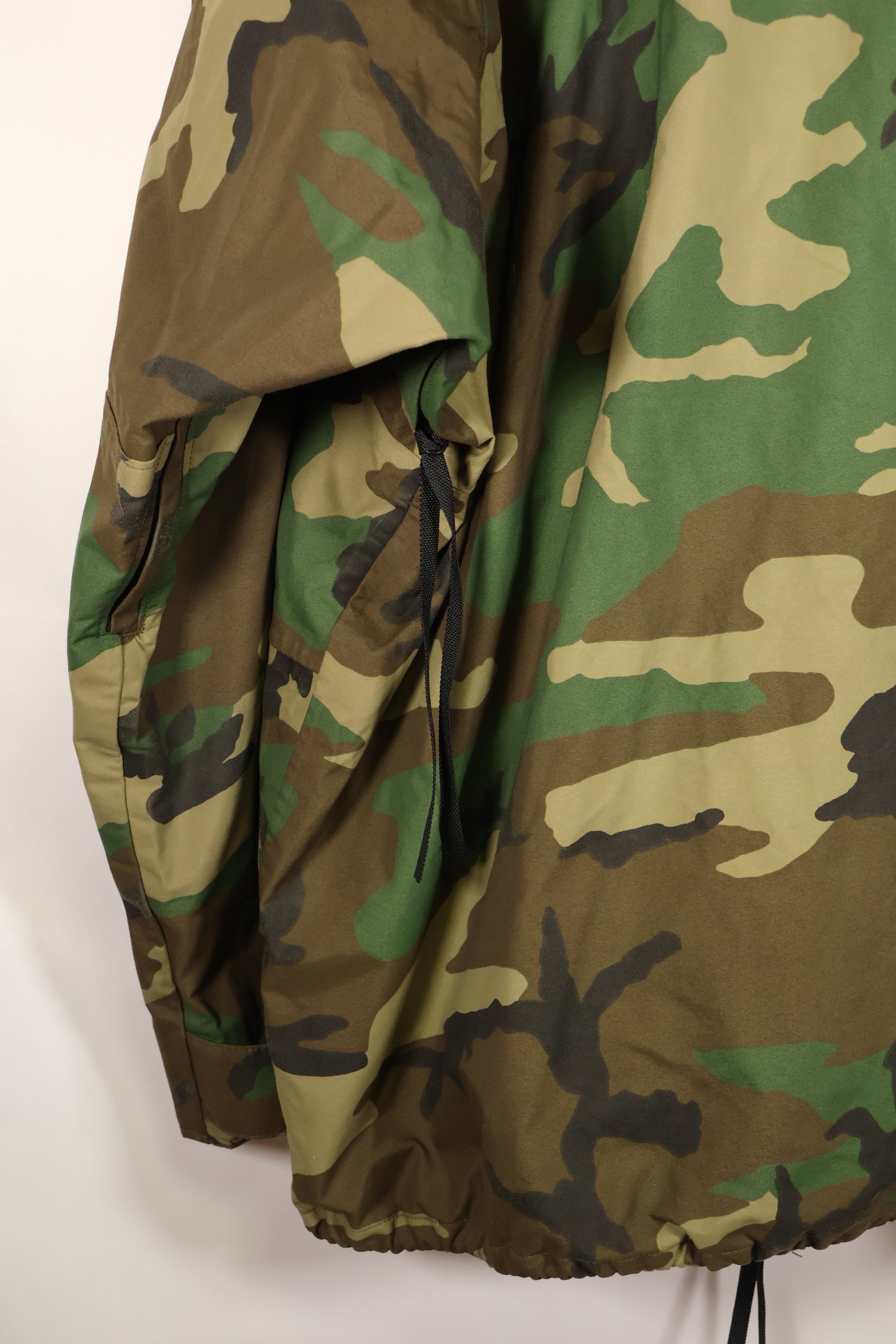 1990 Contract U.S. Army ECWCS 1st Generation Gore-Tex Parka, Woodland Camo, X-Large, Regular Fit, Used