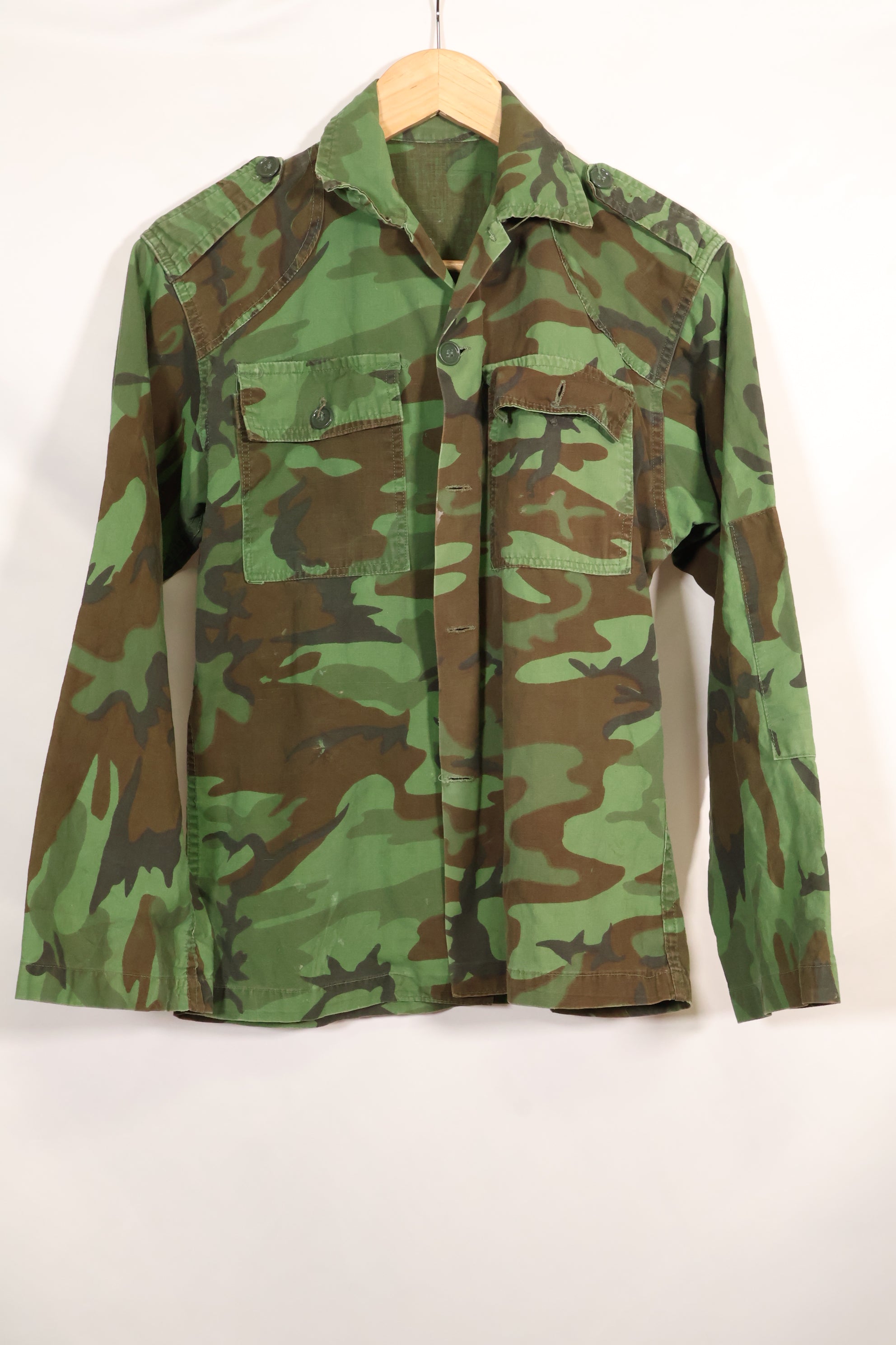 1960s Poplin ARVN leaf camouflage shirt, light fabric, rare, used.