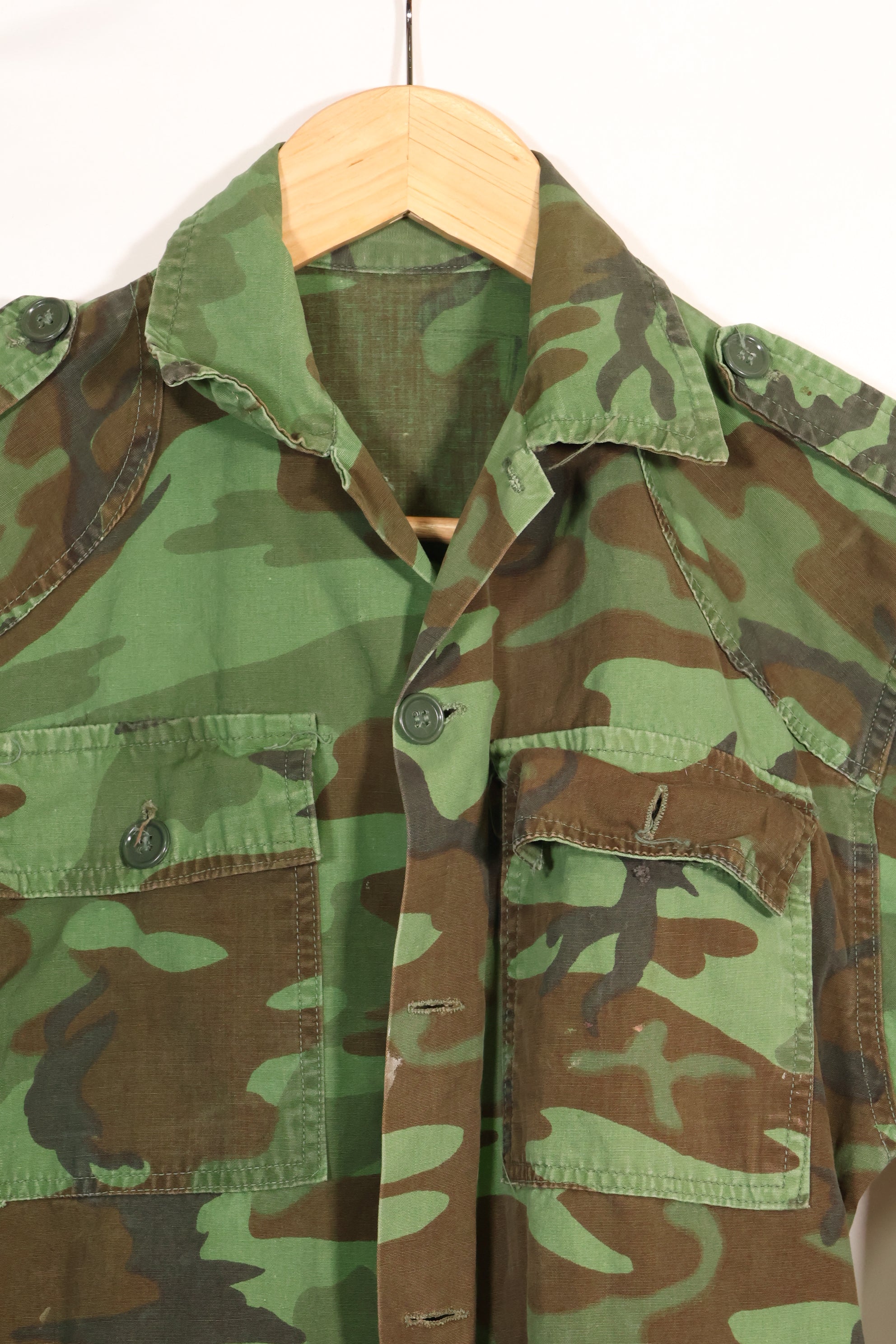 1960s Poplin ARVN leaf camouflage shirt, light fabric, rare, used.