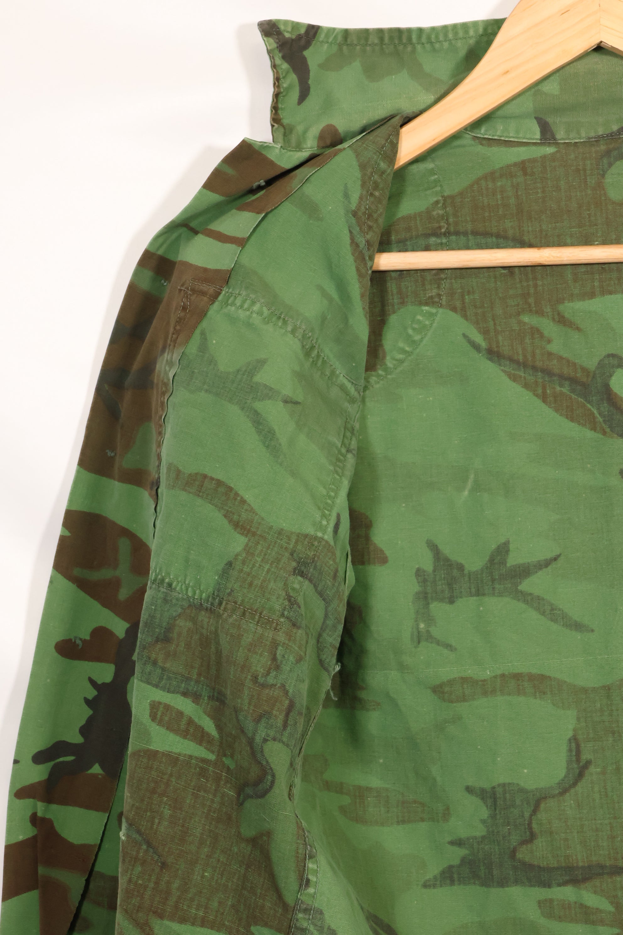 1960s Poplin ARVN leaf camouflage shirt, light fabric, rare, used.