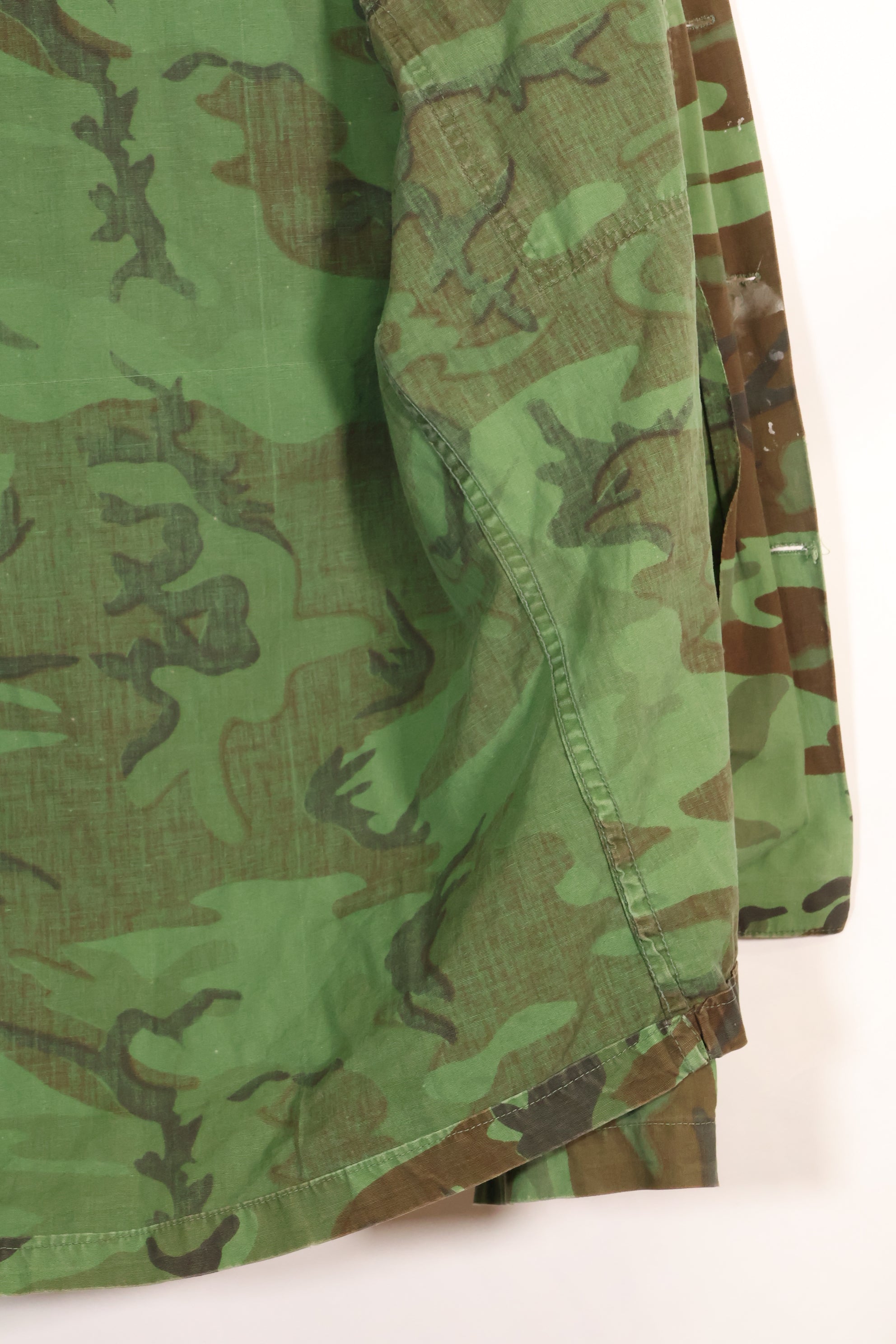 1960s Poplin ARVN leaf camouflage shirt, light fabric, rare, used.