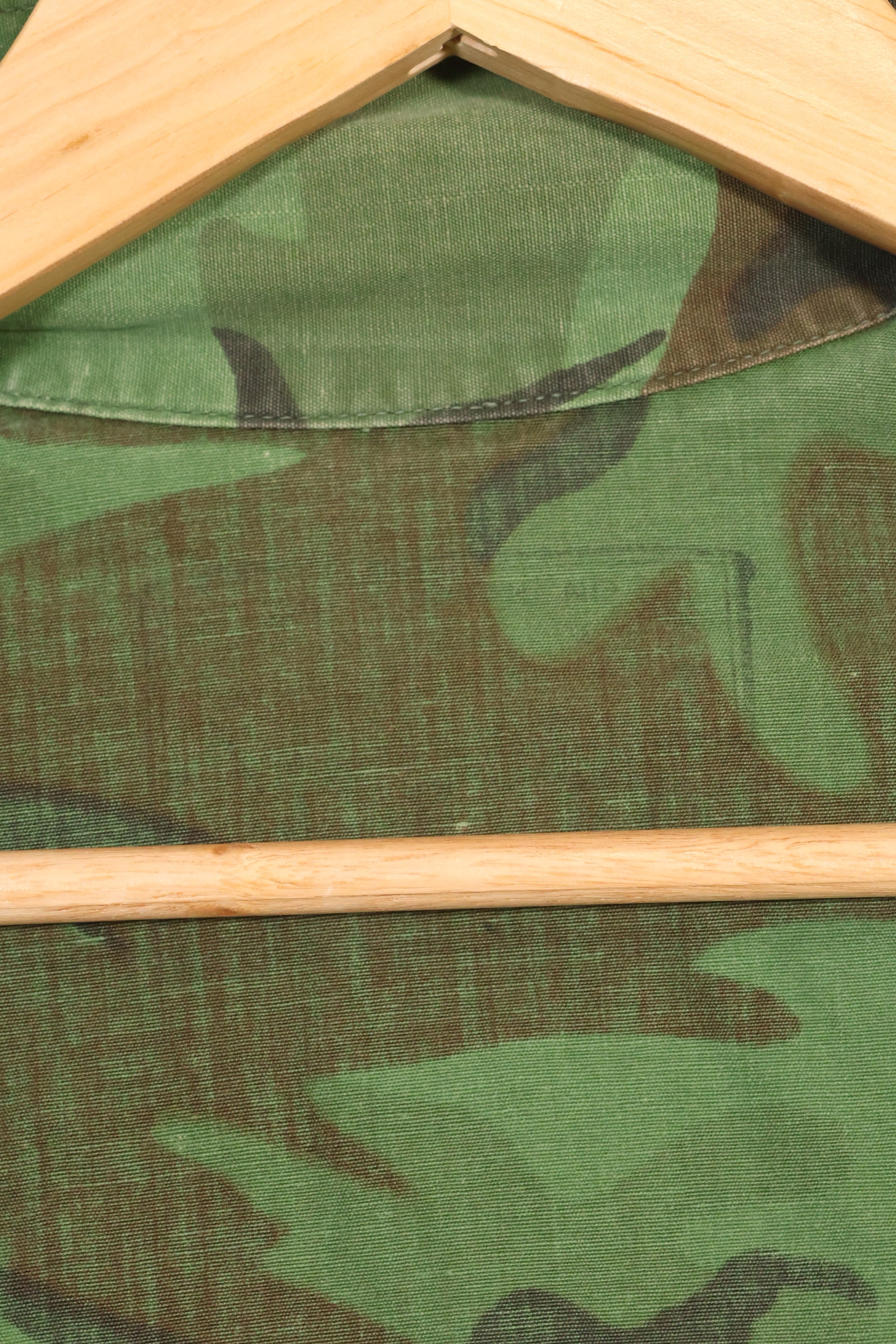 1960s Poplin ARVN leaf camouflage shirt, light fabric, rare, used.