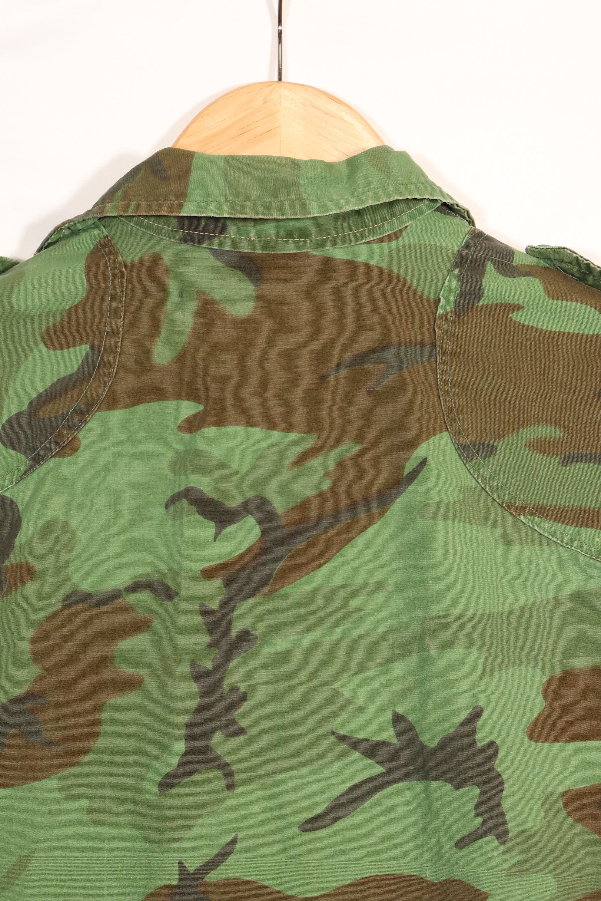 1960s Poplin ARVN leaf camouflage shirt, light fabric, rare, used.