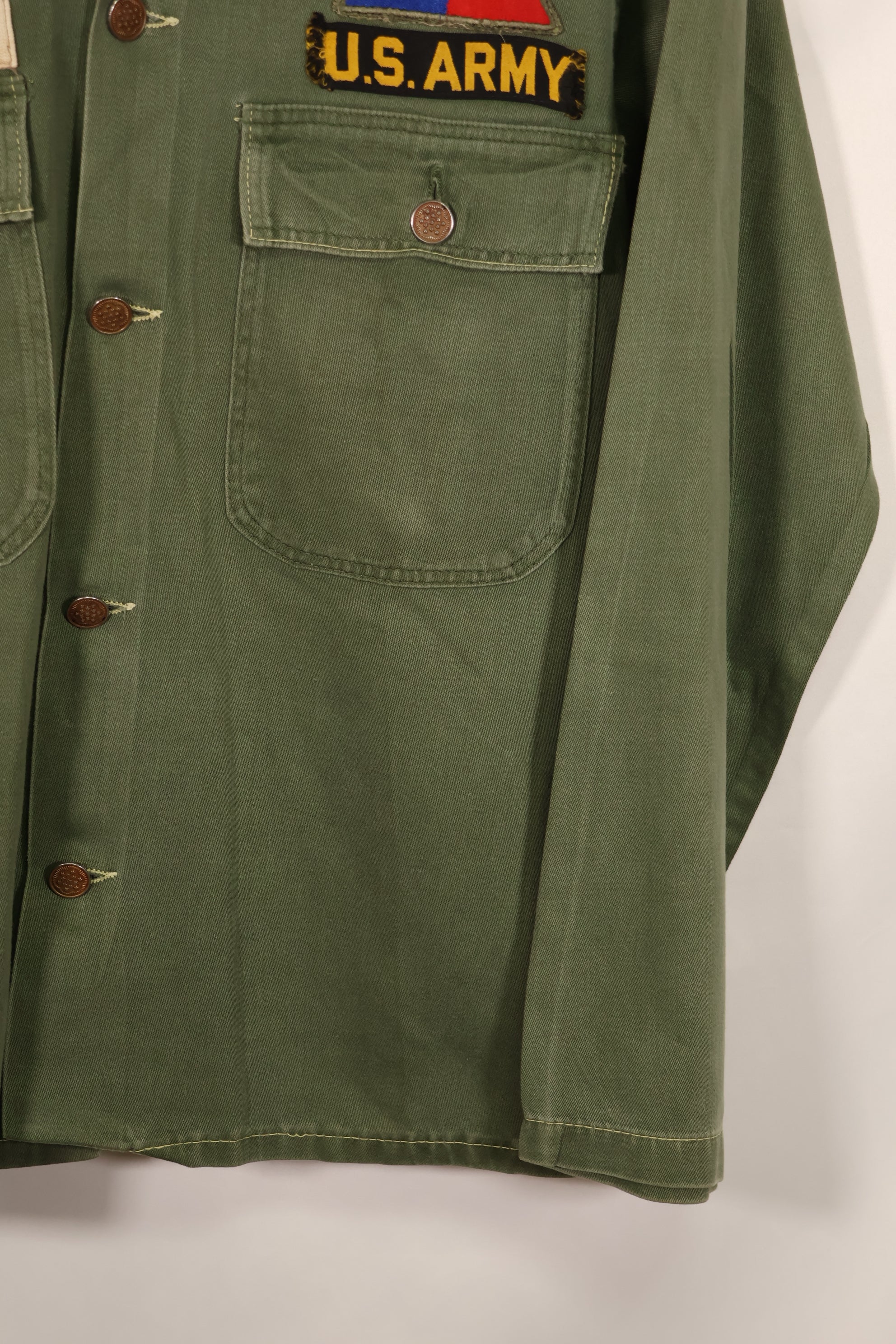 Real 1950s U.S. Army OG-107 utility shirt, metal buttons, used, patch retrofitted.