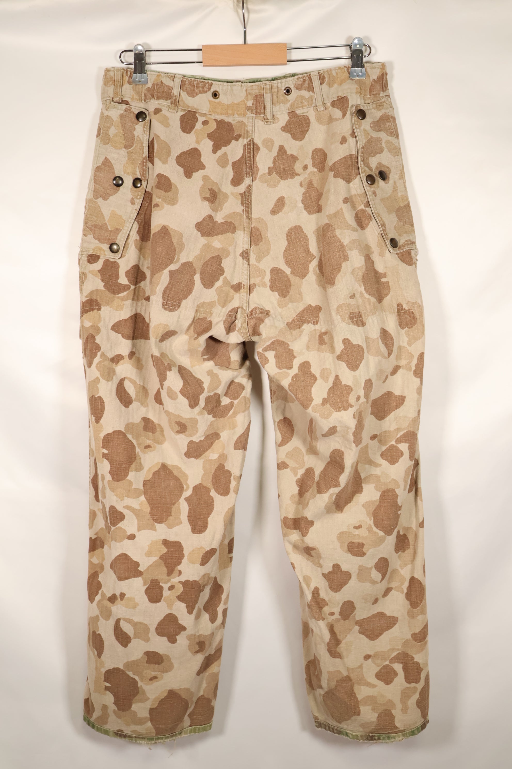 1940's P-44 frogskin camouflage pants USMC, faded, scratched, used.