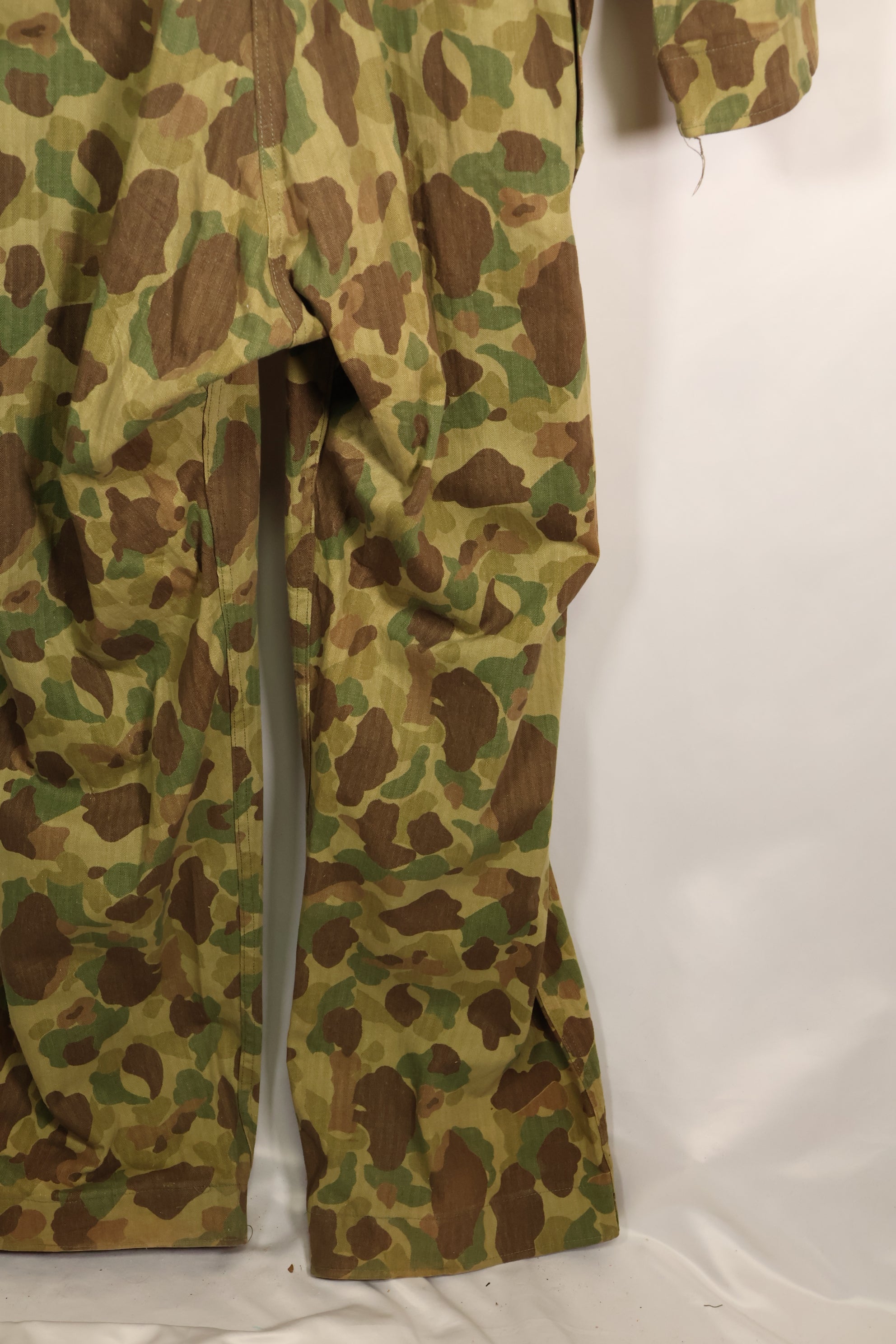 1940s U.S. Army & Marine Corps Frogskin camouflage coveralls in good condition.