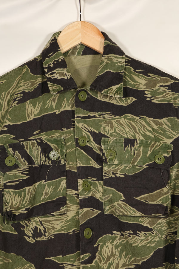 Mid-1960s US Cut Okinawa Tiger Lime Green Color Tiger Stripe Shirt Used