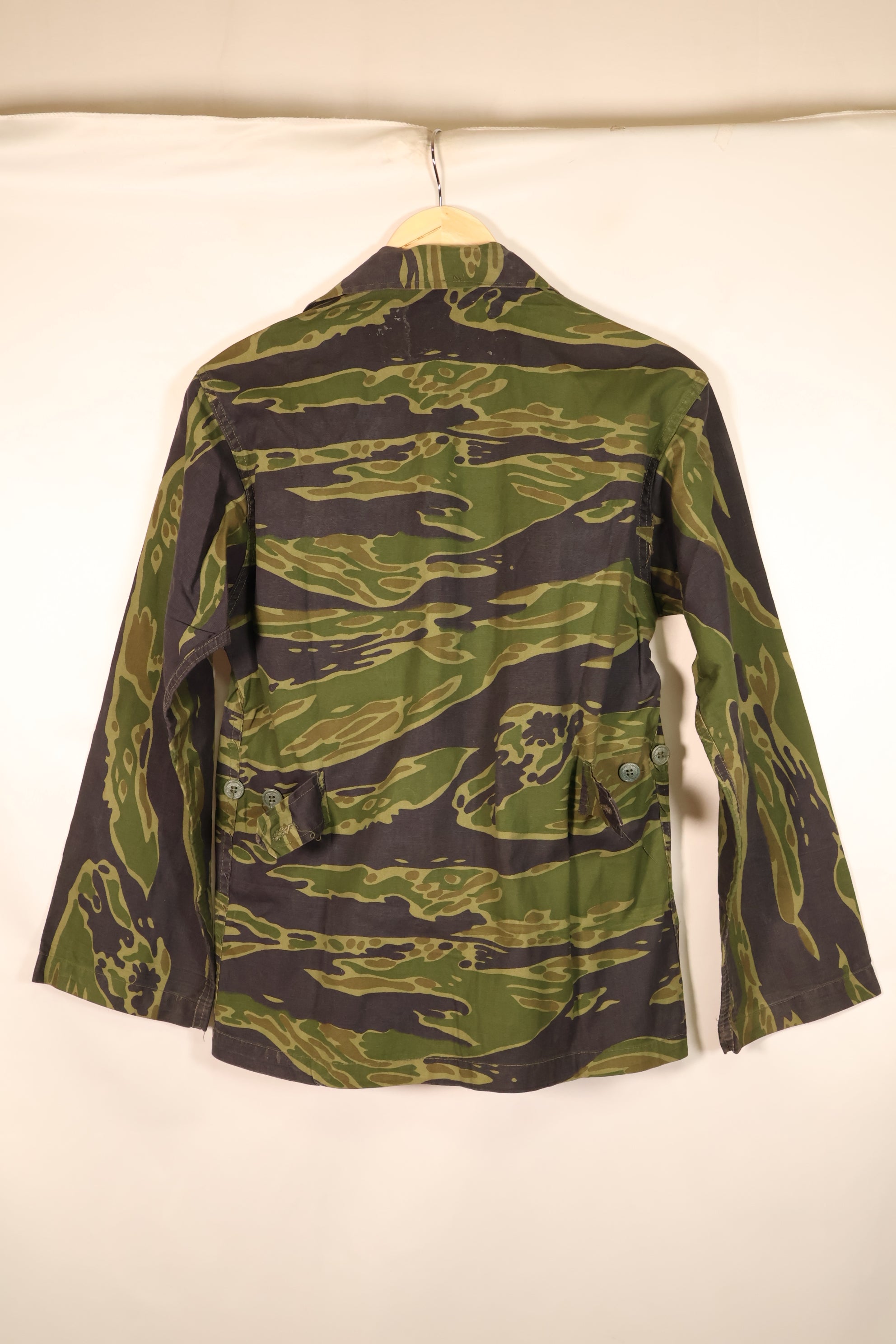 Early 1970s, Size S–M, South Vietnamese Marine Corps (VNMC), 5th Pattern Tiger Stripe Shirt, in good condition　