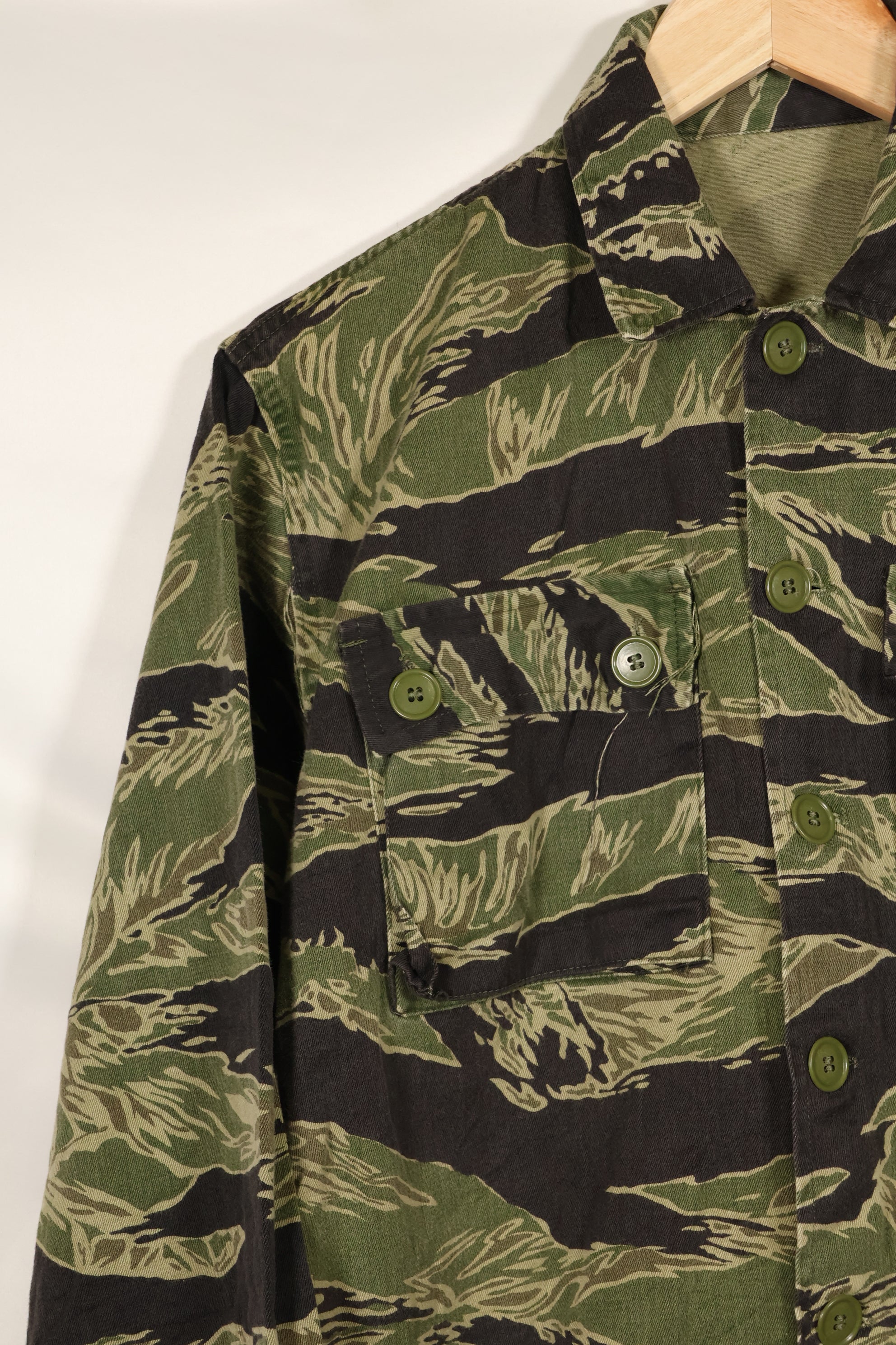 Mid-1960s US Cut Okinawa Tiger Lime Green Color Tiger Stripe Shirt Used