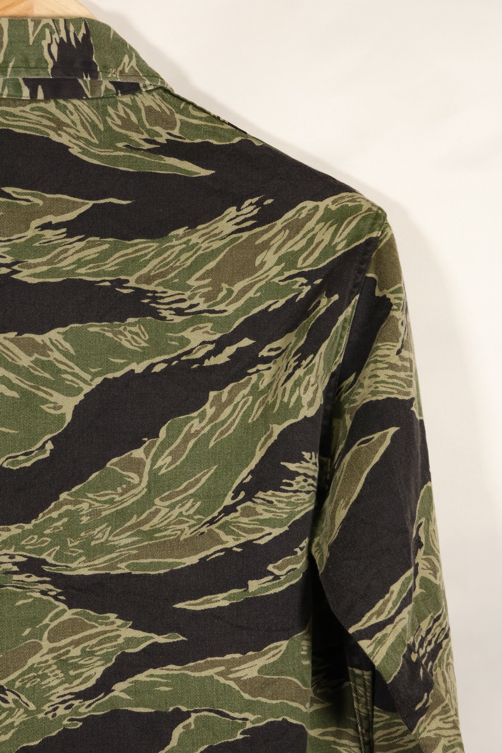 Mid-1960s US Cut Okinawa Tiger Lime Green Color Tiger Stripe Shirt Used