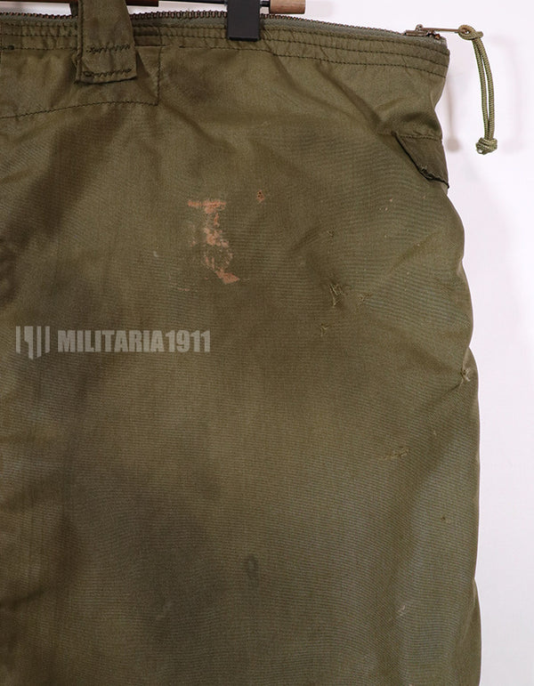 Original U.S. military release, 80's, helmet bag, poor condition, stained, age tag unreadable.